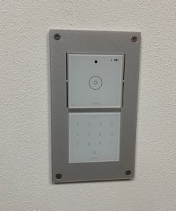 Loxone Intercom/NFC Adapter gerade für das alte Intercom Unterputzgehäuse