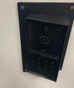 Loxone Intercom/NFC Adapter schräg für das alte Intercom Unterputzgehäuse