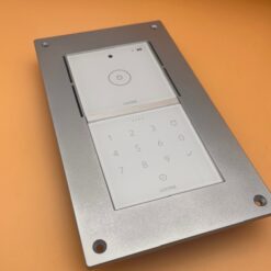 Aluminium Loxone Intercom/NFC Adapter gerade für das alte Intercom Unterputzgehäuse