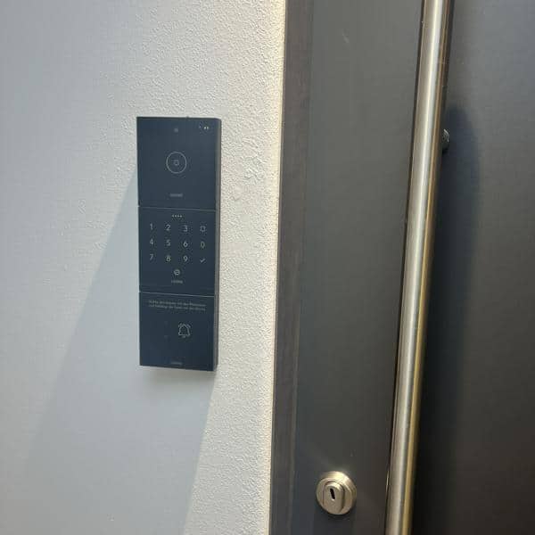 Loxone Intercom/NFC Adapter schräg für Direktmontage auf der Wand ohne Wetterschutz aus Kunststoff – Bild 8