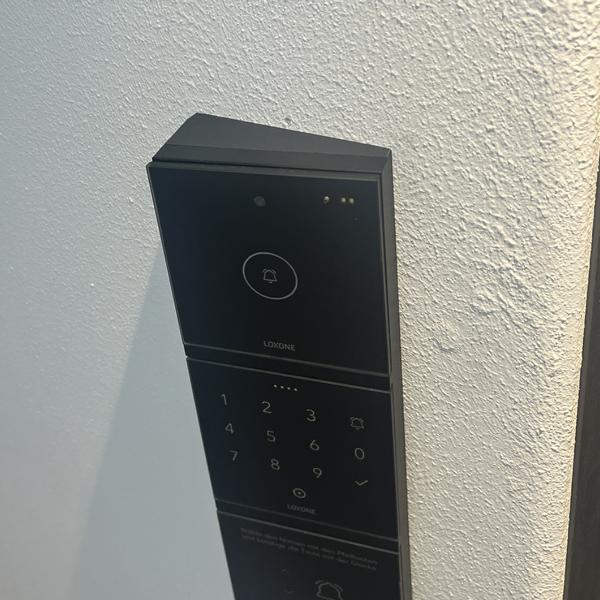 Loxone Intercom/NFC Adapter schräg für Direktmontage auf der Wand ohne Wetterschutz aus Kunststoff – Bild 7