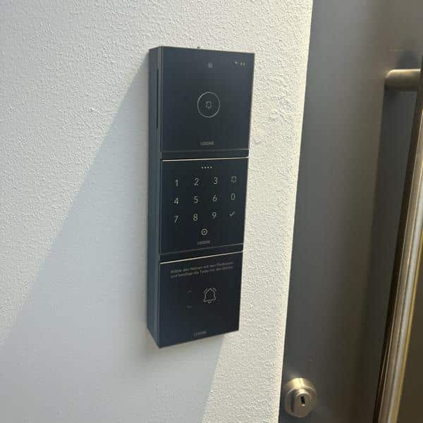 Loxone Intercom/NFC Adapter schräg für Direktmontage auf der Wand ohne Wetterschutz aus Kunststoff – Bild 6