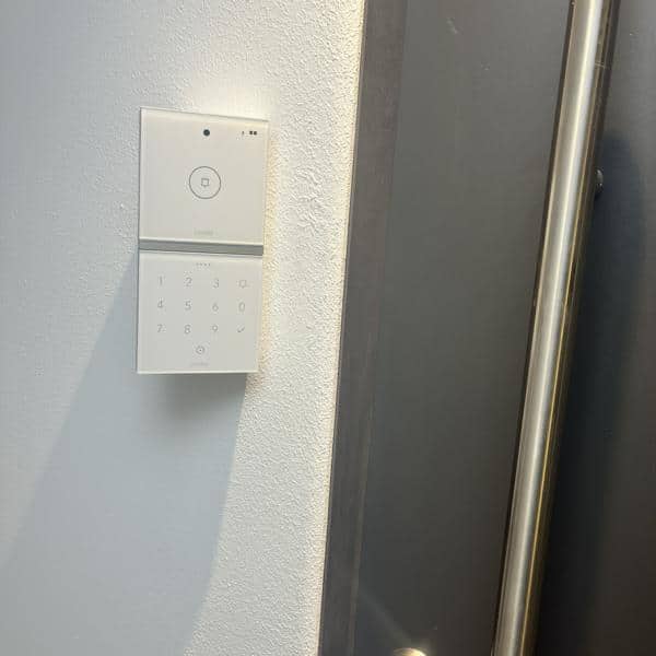 Loxone Intercom/NFC Adapter schräg für Direktmontage auf der Wand ohne Wetterschutz aus Kunststoff – Bild 4