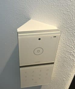 Loxone Intercom/NFC Adapter schräg für Direktmontage auf der Wand ohne Wetterschutz aus Kunststoff