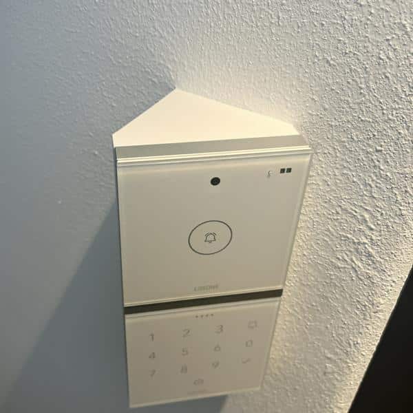 Loxone Intercom/NFC Adapter schräg für Direktmontage auf der Wand ohne Wetterschutz aus Kunststoff