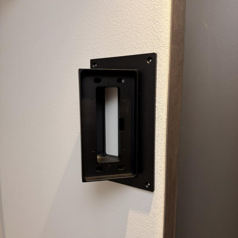 Aluminium Loxone Intercom/NFC Adapter schräg für das alte Intercom Unterputzgehäuse – Bild 6