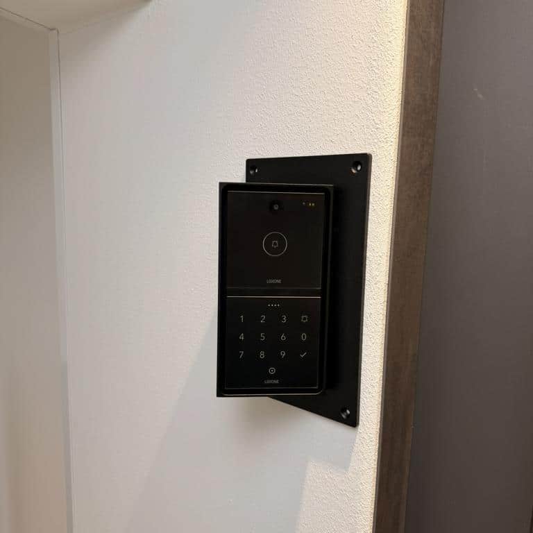 Aluminium Loxone Intercom/NFC Adapter schräg für das alte Intercom Unterputzgehäuse – Bild 5