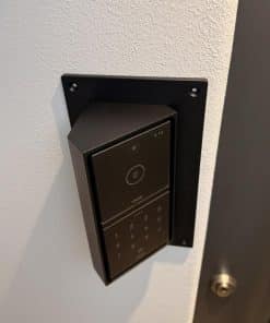 Aluminium Loxone Intercom/NFC Adapter schräg für das alte Intercom Unterputzgehäuse