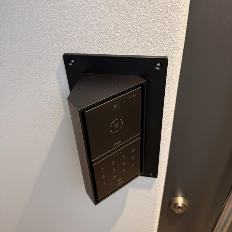 Aluminium Loxone Intercom/NFC Adapter schräg für das alte Intercom Unterputzgehäuse
