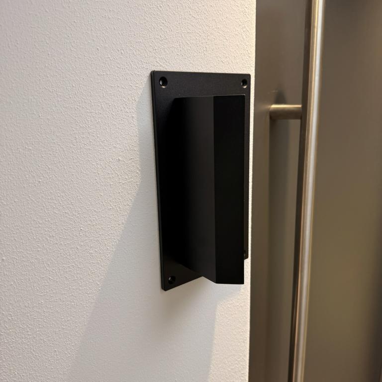 Aluminium Loxone Intercom/NFC Adapter schräg für das alte Intercom Unterputzgehäuse – Bild 3