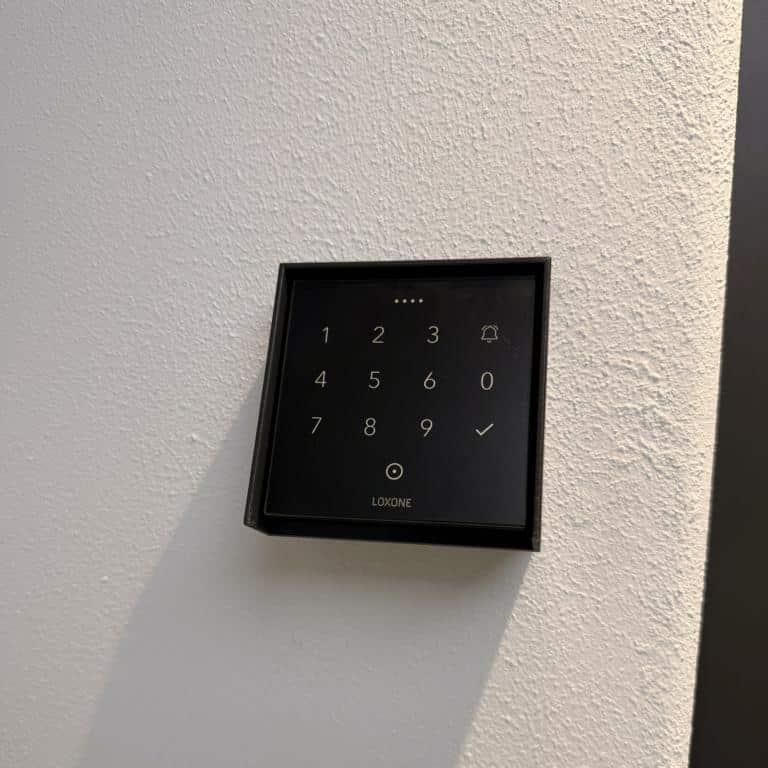 Schräggehäuse für Loxone NFC Code Touch / Touch Flex IP44 – Bild 5