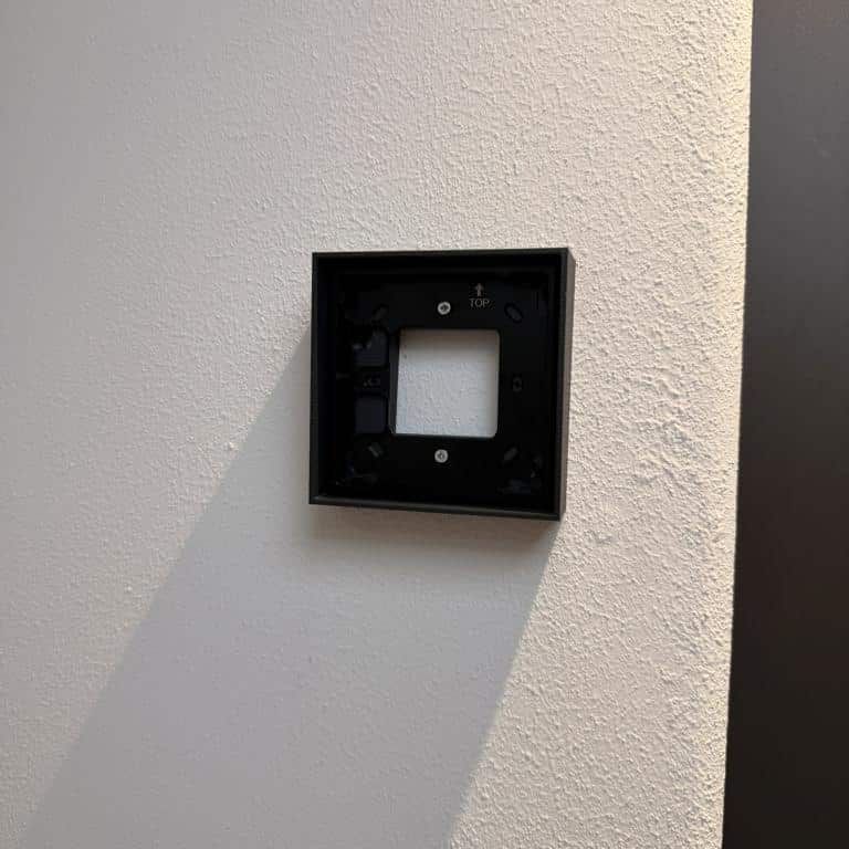 Schrägadapter für Loxone Intercom bei zu hoch vorhandener Anschlussleitung – Bild 9