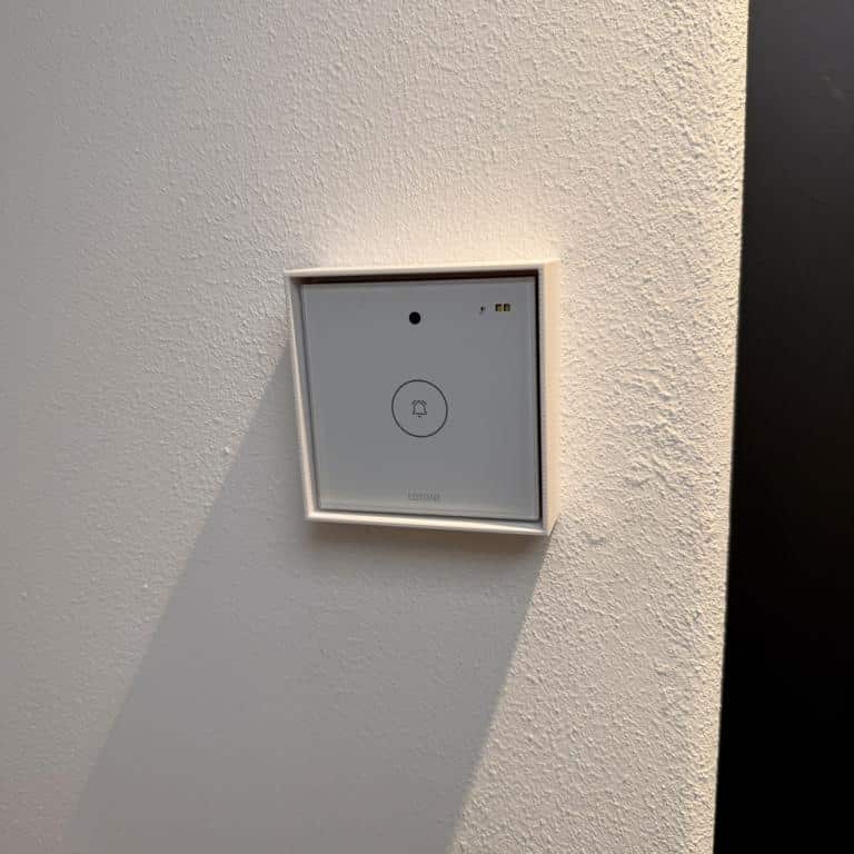 Schrägadapter für Loxone Intercom bei zu hoch vorhandener Anschlussleitung – Bild 3