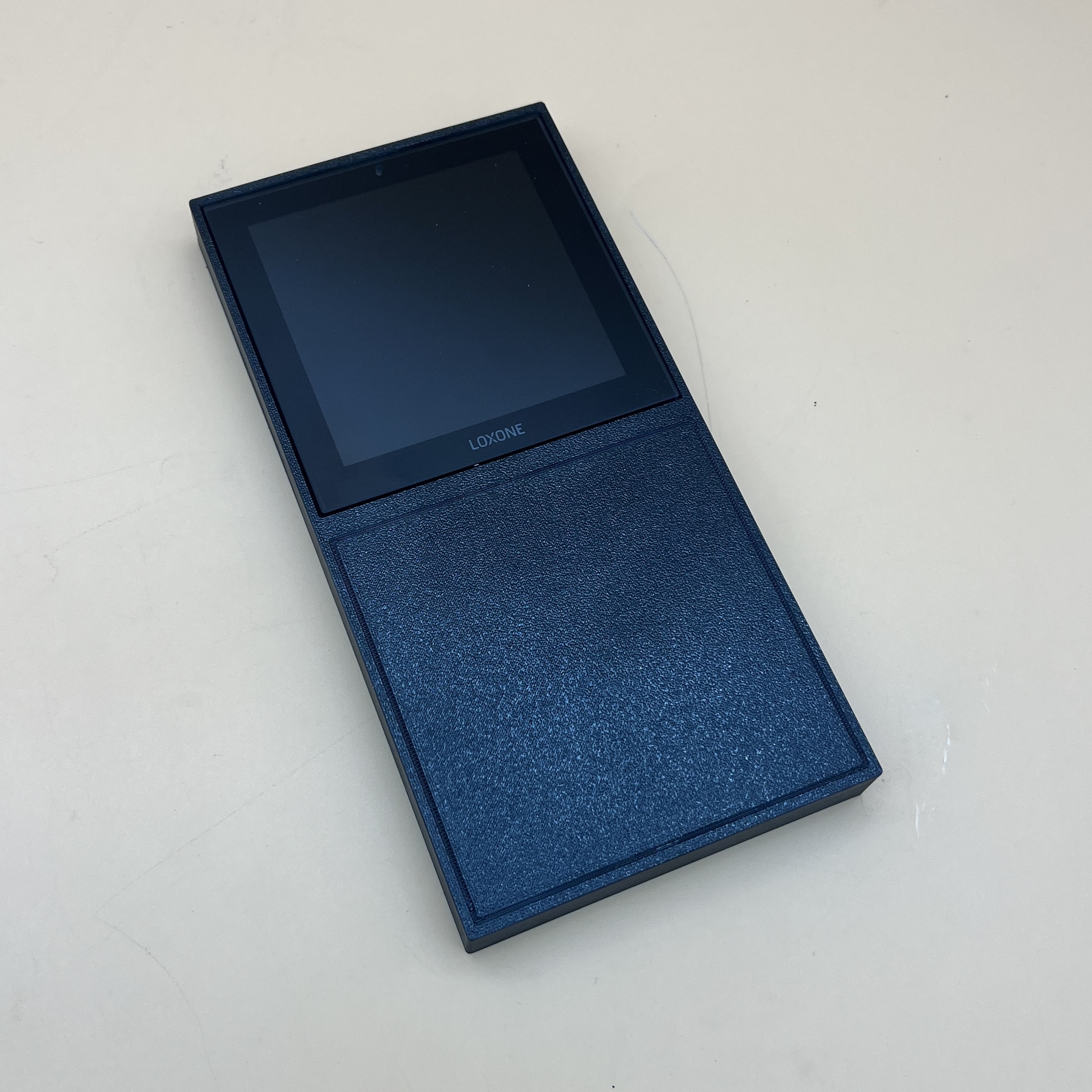 Adapterrahmen für Loxone Touch Pure Display mit Blindabdeckung (für Nachrüster) – Bild 4