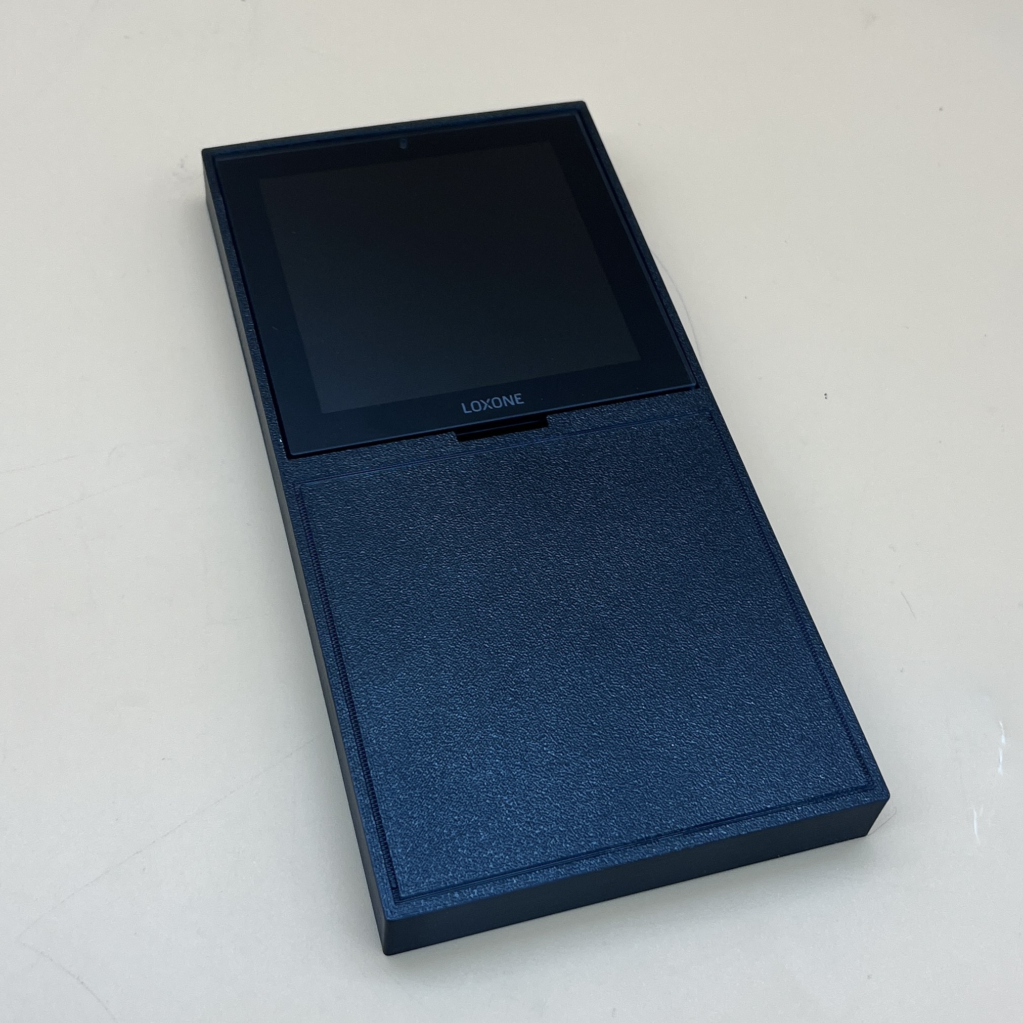 Adapterrahmen für Loxone Touch Pure Display mit Blindabdeckung (für Nachrüster) – Bild 3