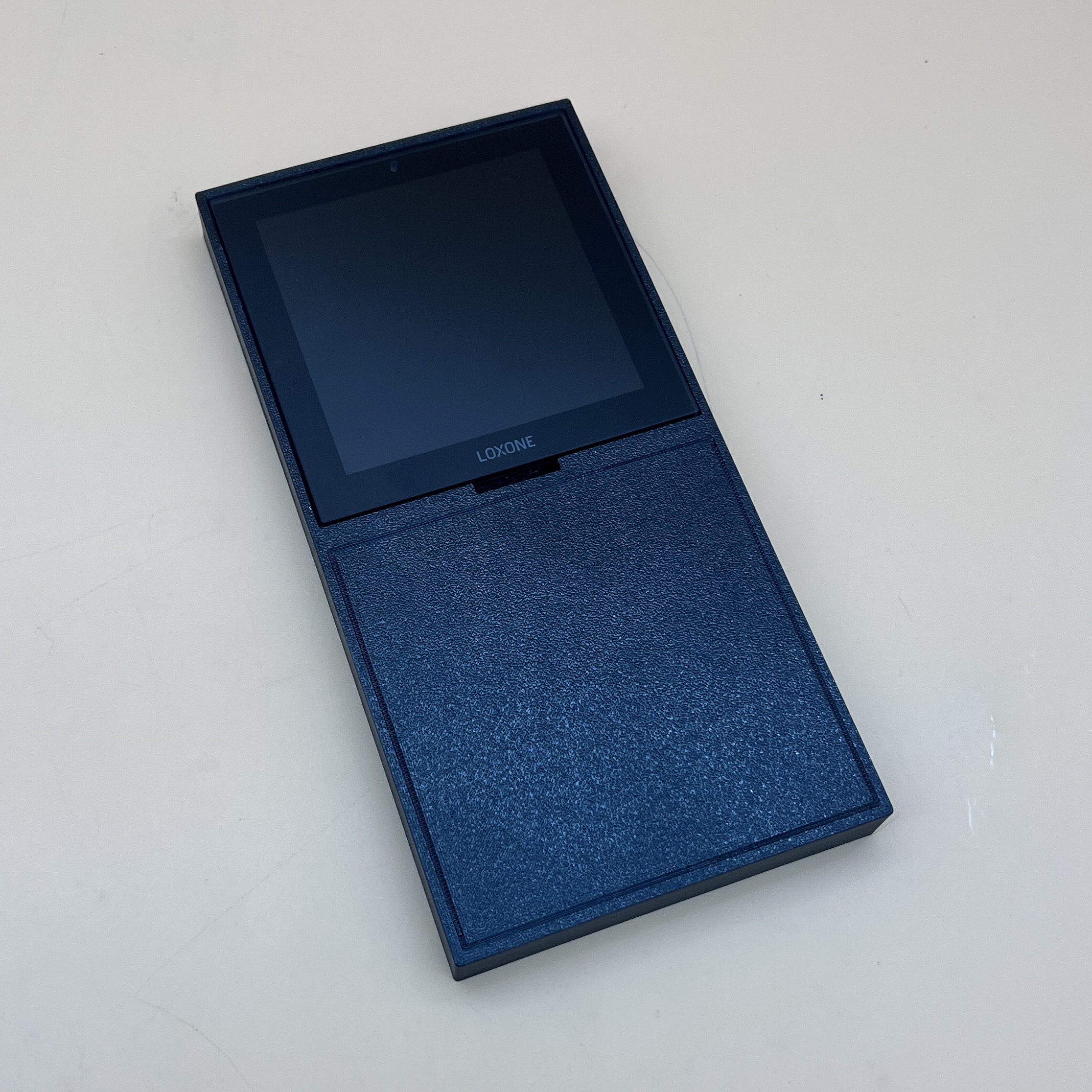 Adapterrahmen für Loxone Touch Pure Display mit Blindabdeckung (für Nachrüster) – Bild 2