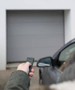 Garagentor mit der Remote Air Mini aus dem Auto öffnen