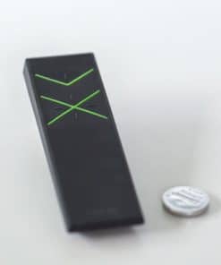 Remote Air Mini mit beleuchteten Tastpunkten, daneben eine Münze